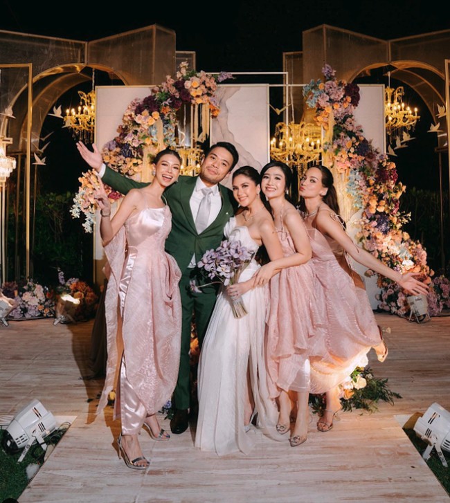 Ketika Jessica Mila menikah, Geng Blekpunk tentu hadir sebagai bridesmaid. “Blackpunk in your areah! #KUPunyaMILA wedding reception season finale edition. Sekali lagi, Teh lilis, Mbak Mawar, Neng Jejen mengucapkan selamat kepada Inang Jisuca mila!” tulis Febby di Instagram. Foto: Instagram @febbyrastanty