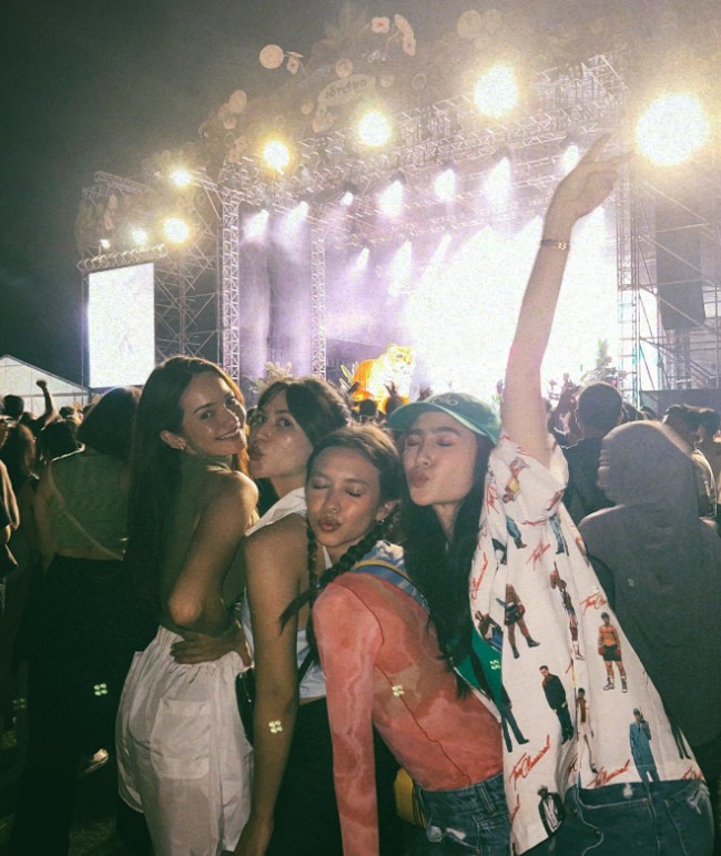 Tak jarang, keempat sahabat selebriti ini kompak liburan bersama. Mereka pun sering nonton konser bersama. “Blekpunk in your areah,” tulis Enzy di Instagram.  Foto: Dok. Instagram