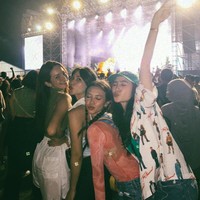 Tak jarang, keempat sahabat selebriti ini kompak liburan bersama. Mereka pun sering nonton konser bersama. “Blekpunk in your areah,” tulis Enzy di Instagram.  Foto: Dok. Instagram