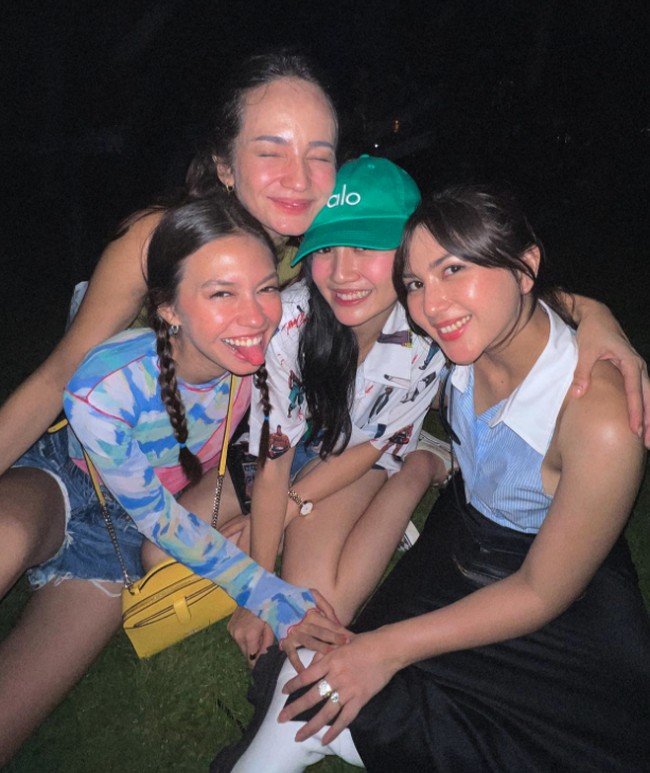 Sebutan Geng Blekpunk mulai rame menjadi perbincangan sejak 2022 lalu ketika keempat selebriti tersebut menghadiri pernikahan Vidi Aldiano dan Sheila Dara Aisha mengenakan baju seirama. Febby Rastanty menyebut kalau mereka adalah ‘Blackpink’ dengan kearifan lokal. Foto: Dok. Instagram