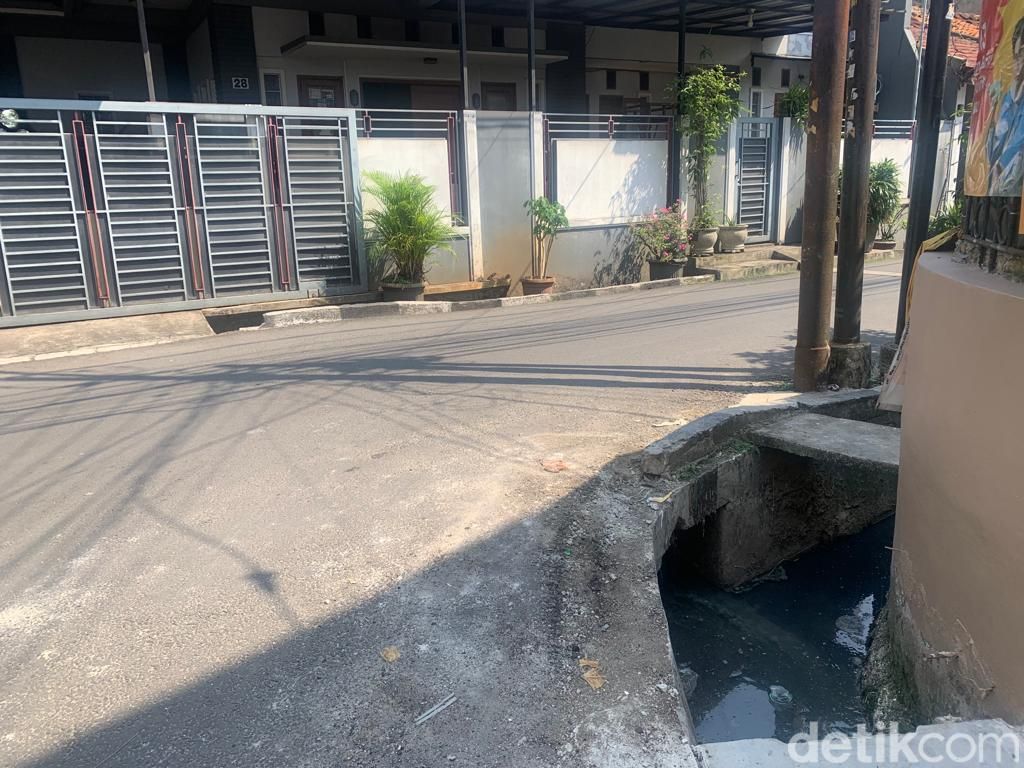 Got di Cikoko, Pancoran, Jakarta Selatan, 19 Juli 2023. Got ini semula tercemar limbah kotoran sapi dari peternakan setempat. (Mulia Budi/detikcom)