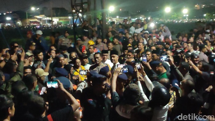 Gubernur Jawa Tengah Ganjar Pranowo mengecek lokasi kecelakaan KA Brantas di perlintasan Jalan Madukoro Semarang, Selasa (18/7/2023).