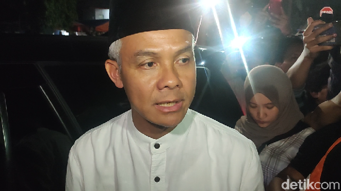 Gubernur Jawa Tengah Ganjar Pranowo mengecek lokasi kecelakaan KA Brantas di perlintasan Jalan Madukoro Semarang, Selasa (18/7/2023).