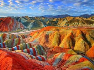 Ajaibnya Gunung Pelangi di China, Tercipta dari Tabrakan Tektonik