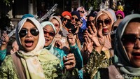 Ibu-ibu dari Komunitas Jakarta Islamic Center (JIC) mengikuti pawai Muharram di kawasan JIC, Koja, Jakarta Utara, Rabu (19/7/2023).