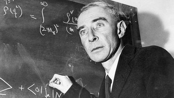 J. Robert Oppenheimer membuat bom atom,menjadikan Hiroshima dan Nagasaki hancur. Awalnya merayakan, Oppenheimer menyesal dan cemas terjadi perlombaan nuklir. Dua bulan setelah bom atom dijatuhkan, ia bertemu Presiden Harry S. Truman dan membahas kemungkinan perang nuklir dengan Soviet. Truman menilai Soviet takkan bisa membuatnya. Ia kabarnya marah karena merasa presiden tak mengerti dan berkata Presiden, saya merasa tangan saya berlumuran darah. Truman murka dan mengakhiri pertemuan. Darah di tangannya, sial, darah di tangannya tidak sebanyak aku, kata Truman. Memang ia yang memerintahkan dijatuhkannya bom atom. Foto: BBC