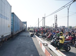 Evakuasi KA Vs Truk Usai, Jalur Rel Ganda Madukoro Sudah Bisa Dilalui