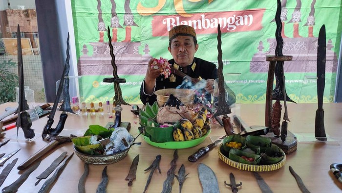 Tanggal 1 Suro atau 1 Muharram menjadi momentum untuk jamasan pusaka di Bumi Blambangan. Ritual ini disebut Jamasan Suro.