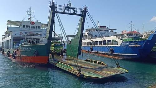 KMP Trisna Dwitya saat berhasil sandar setelah 15 jam kandas di dermaga LCM Pelabuhan Gilimanuk, Rabu (19/7/2023).
