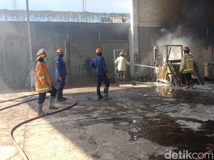 Gudang Tiner di Sidoarjo Terbakar, Satu Mobil Boks Ikut Hangus
