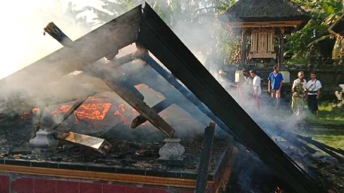 Balai paruman Pura Pucak Renteja di Banjar Bunyuh, Desa Perean, Kecamatan Baturiti yang kebakaran pada Selasa (18/7/2023).