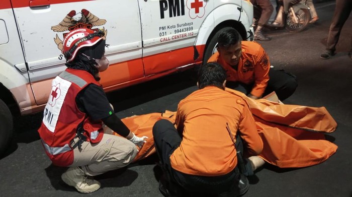 Seorang pria yang sedang mengayuh sepeda tertabrak mobil di Jalan Embong Malang, Surabaya. Pesepeda ini tewas di lokasi.