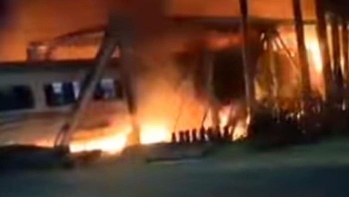 kecelakaan ka brantas vs truk muat alat berat di semarang