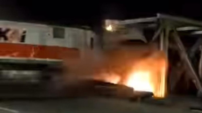 kecelakaan ka brantas vs truk muat alat berat di semarang