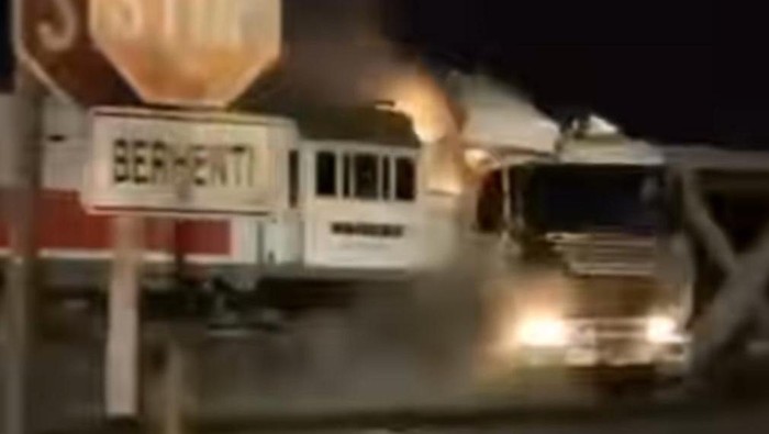 kecelakaan ka brantas vs truk muat alat berat di semarang
