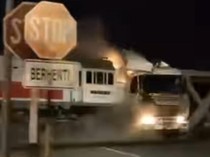 Jangan Asal Terobos Palang Perlintasan, Ingat Kereta Tak Bisa Rem Mendadak