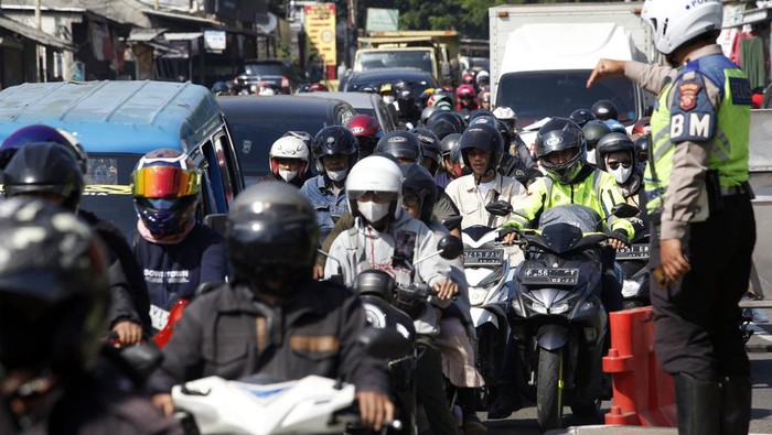 Kepadatan Jalur Puncak Saat Libur tahun Baru Islam Antrean kendaraan di Jalan Raya Puncak, Cipayung , Kabupaten Bogor, Jawa Barat, Rabu (19/7/2023). Sat Lantas Polres Bogor memberlakukan sistem ganjil genap kendaraan untuk mengurai kepadatan kendaraan di jalur Puncak pada libur Tahun Baru Islam 1 Muharam 1445 Hijriah. ANTARA FOTO/Yulius Satria Wijaya/hp.