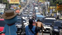 Antrean kendaraan di Jalan Raya Puncak, Cipayung , Kabupaten Bogor, Jawa Barat, Rabu (19/7/2023). 