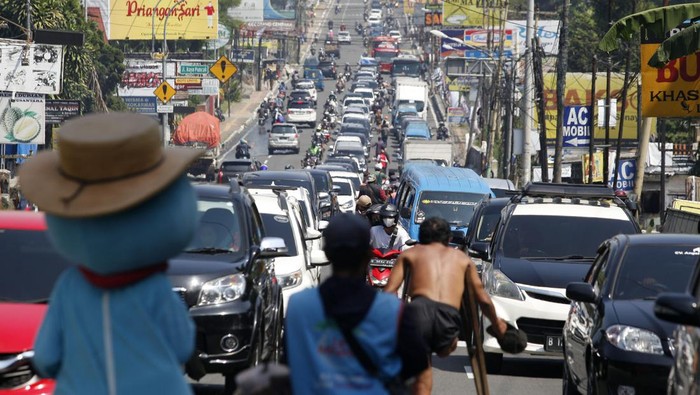 Kepadatan Jalur Puncak Saat Libur tahun Baru Islam Antrean kendaraan di Jalan Raya Puncak, Cipayung , Kabupaten Bogor, Jawa Barat, Rabu (19/7/2023). Sat Lantas Polres Bogor memberlakukan sistem ganjil genap kendaraan untuk mengurai kepadatan kendaraan di jalur Puncak pada libur Tahun Baru Islam 1 Muharam 1445 Hijriah. ANTARA FOTO/Yulius Satria Wijaya/hp.