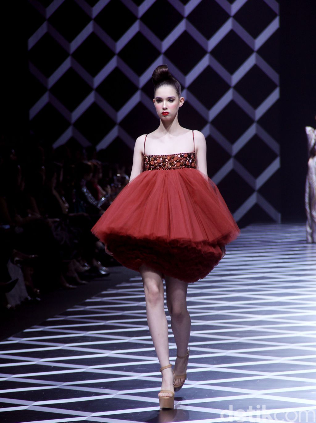 Koleksi Terbaru Sebastian Gunawan di Golden Ballroom Hotel Mulia, Jakarta.