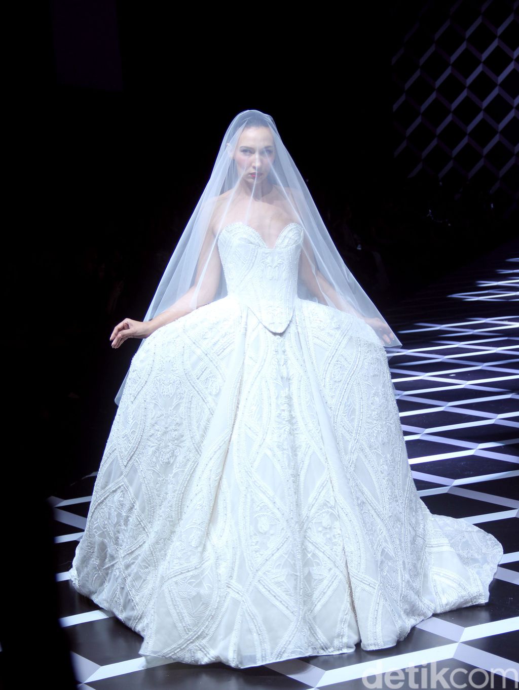 Koleksi Terbaru Sebastian Gunawan di Golden Ballroom Hotel Mulia, Jakarta.