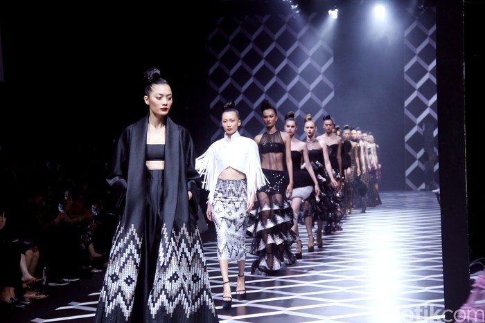 Koleksi Terbaru Sebastian Gunawan di Golden Ballroom Hotel Mulia, Jakarta.