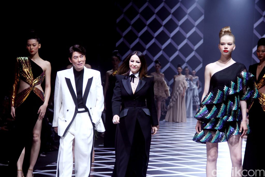 Koleksi Terbaru Sebastian Gunawan di Golden Ballroom Hotel Mulia, Jakarta.