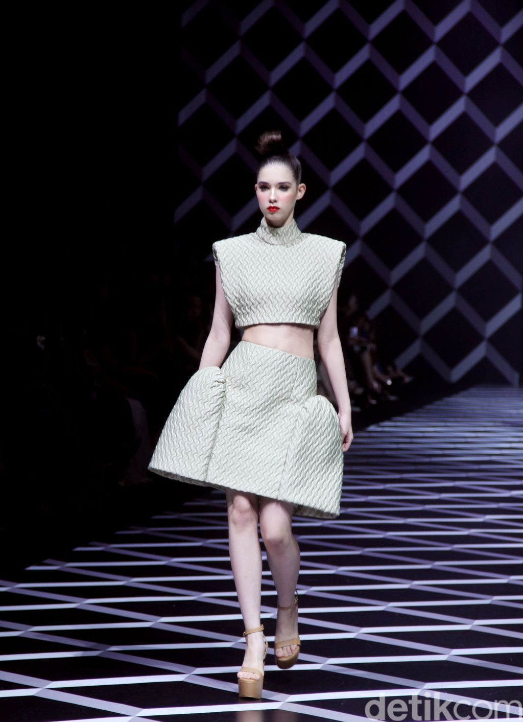 Koleksi Terbaru Sebastian Gunawan di Golden Ballroom Hotel Mulia, Jakarta.