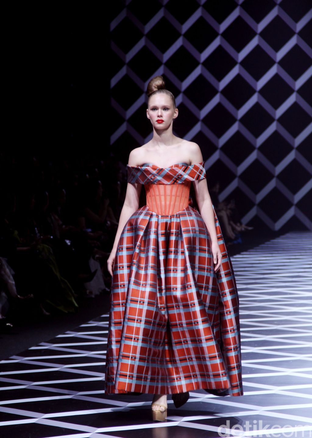 Koleksi Terbaru Sebastian Gunawan di Golden Ballroom Hotel Mulia, Jakarta.