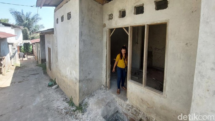 Korban Menunjukkan Rumahnya yang Tak Selesai Dibangun Pengembang Bodong di Cimahi