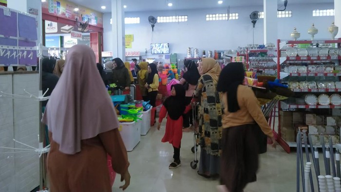 Masyarakat padati toko peralatan rumah tangga untuk berbelanja ember-gayung pada 1 Muharram