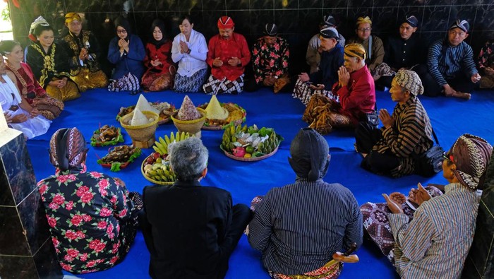 Warga berebut gunungan palawija saat Grebeg Satu Suro Open Lepen di kawasan lereng Gunung Sindoro Dusun Jumprit, Tegalrejo, Temanggung, Jawa Tengah, Rabu (19/7/2023). Tradisi Open Lepen yang berarti merawat sungai itu rutin dilakukan setiap tahun baru Jawa atau satu Suro yang dilaksanakan dengan kirab keliling dusun, doa bersama, dan grebeg gunungan sebagai permohonn kepada Tuhan agar selama satu tahun ke depan diberi kesuksesan, kelancaran, dan kesejahteraan. ANTARA FOTO/Anis Efizudin/tom.
