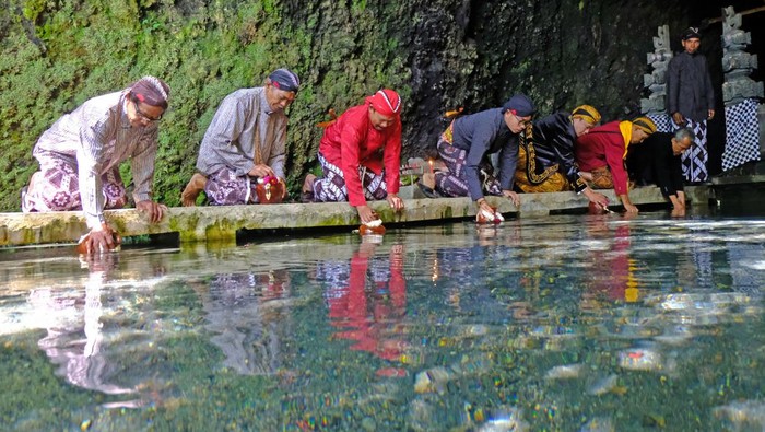Warga berebut gunungan palawija saat Grebeg Satu Suro Open Lepen di kawasan lereng Gunung Sindoro Dusun Jumprit, Tegalrejo, Temanggung, Jawa Tengah, Rabu (19/7/2023). Tradisi Open Lepen yang berarti merawat sungai itu rutin dilakukan setiap tahun baru Jawa atau satu Suro yang dilaksanakan dengan kirab keliling dusun, doa bersama, dan grebeg gunungan sebagai permohonn kepada Tuhan agar selama satu tahun ke depan diberi kesuksesan, kelancaran, dan kesejahteraan. ANTARA FOTO/Anis Efizudin/tom.