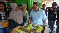 Berdasarkan pantauan hari ini di Pasar Tradisional Bakauheni, tercatat harga beras medium Rp11.000/kg, minyak goreng kemasan premium Rp15.000/liter, minyak goreng curah Rp15.000/liter, MINYAKITA Rp15.000/liter, gula pasir Rp14.000/kg, tepung terigu Rp12.000/kg, telur ayam ras Rp31.000/kg, bawang merah Rp35.000/kg, dan bawang putih Rp40.000/kg.