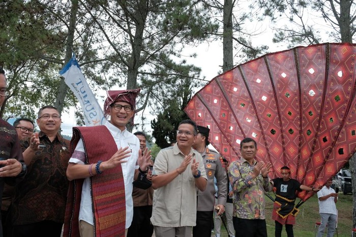 Menparekraf Sandiaga Uno di Danau Toba