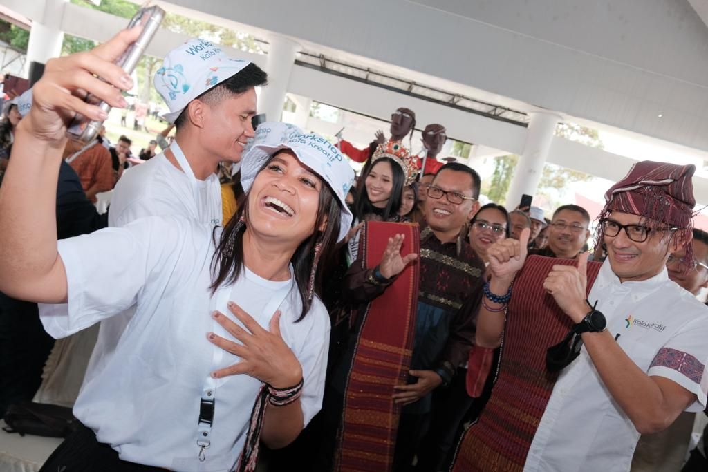 Menparekraf Sandiaga Uno di Danau Toba