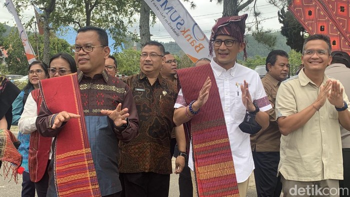 Menparekraf Sandiaga Uno mengenakan Ulos di Kabupaten Toba.