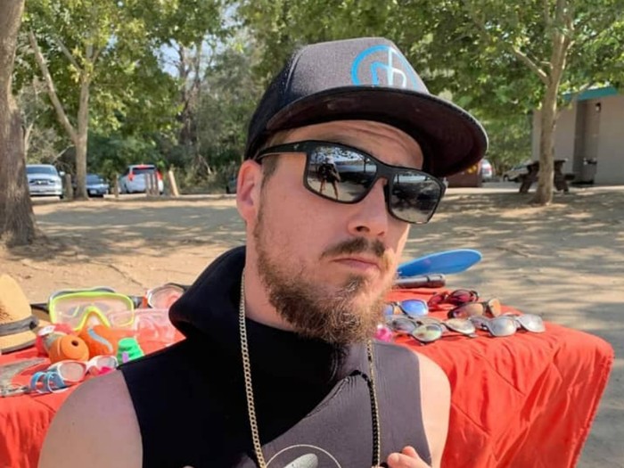 Michael Pelley, penyelam temukan cincin kawin di dasar laut.