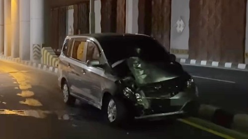 Mobil oleng dan menabrak lampu PJU di underpass Simpang Dewa Ruci, Kecamatan Kuta, Kabupaten Badung, Rabu (19/7/2023) dini hari.