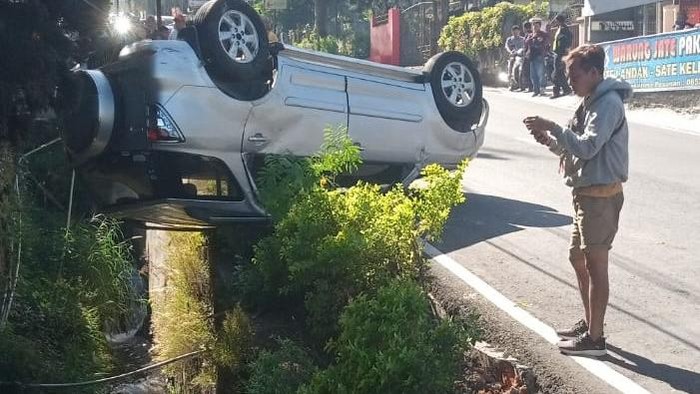 Mobil yang terbalik di jalan Tawangmangu, Rabu (19/7/2023) pagi.