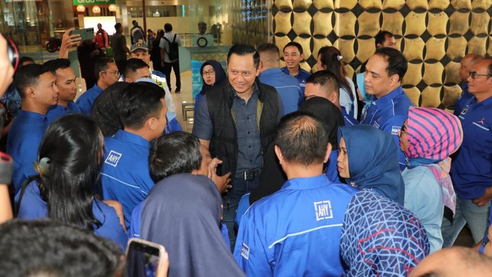 Momen AHY Bertolak ke Yogya untuk Kuliah Umum UGM Ketua Umum Partai Demokrat Agus Harimurti Yudhoyono (AHY) bakal menjadi pembicara utama kuliah umum di UGM.