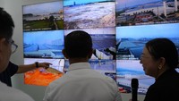 Xinyi Group yang merupakan perusahaan dari Xinyi Glass dan Xinyi Solar adalah perusahaan multinasional yang berbasis di Hong Kong dan memiliki operasi di seluruh dunia. Perusahaan ini adalah salah satu produsen kaca terbesar, dengan berbagai produk kaca yang digunakan dalam otomotif, konstruksi, dan sektor energi. Selain itu, Xinyi Group juga merupakan pemimpin dalam pembuatan solar panel, memanfaatkan teknologi canggih dan berkelanjutan untuk mendukung transisi global ke energi terbarukan.