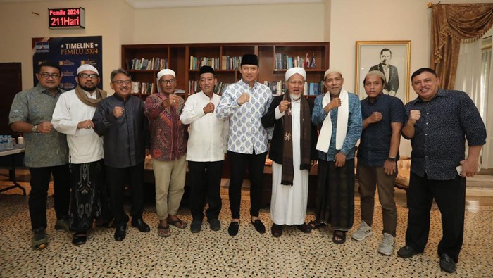 Momen Silaturahmi AHY Bersama Para Ulama di Madura
