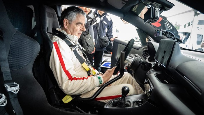 Mr Bean Jajal Toyota GR Yaris Bertenaga Hidrogen