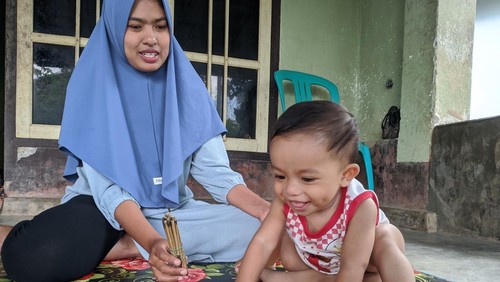 Sri Nurul Hayati (31), ibu dari Muhammad Karunia bayi yang memiliki enam kaki saat ditemui di rumahnya di Desa Suwangi Timur, Kecamatan Sakra, Lombok Timur, NTB, Rabu (19/7/2023).