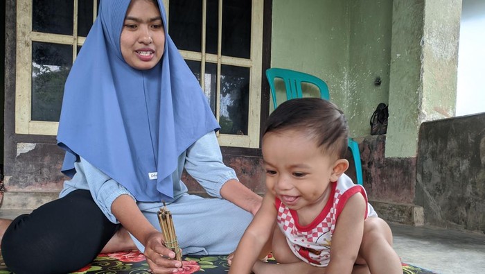 Sri Nurul Hayati (31), ibu dari Muhammad Karunia bayi yang memiliki enam kaki saat ditemui di rumahnya di Desa Suwangi Timur, Kecamatan Sakra, Lombok Timur, NTB, Rabu (19/7/2023).