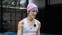 Taeyong NCT menyempatkan main tenis di sana. Foto: instagram Raffi Ahmad
