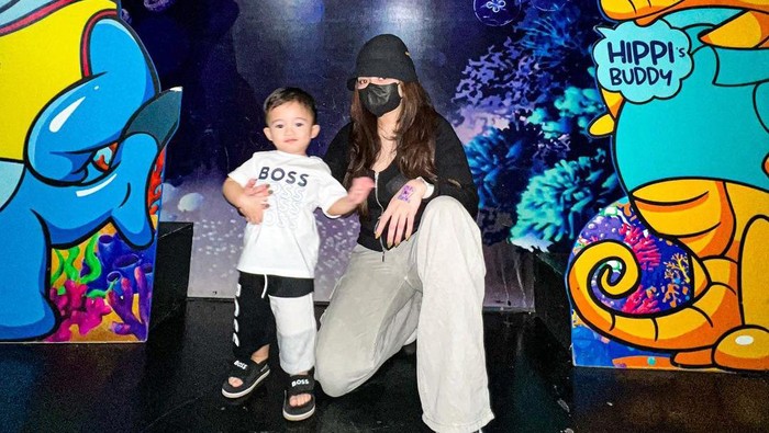 Nathalie Holscher Nathalie Holscher bersama sang buah hati.