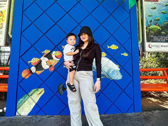 Nathalie Holscher bersama sang buah hati.