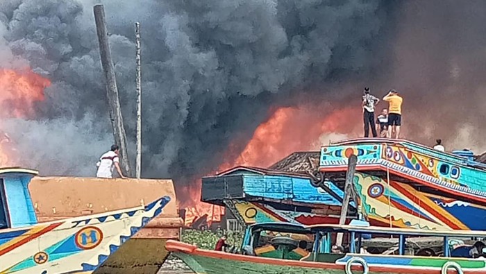 Kebakaran hebat di pemukiman padat penduduk di pinggiran Sungai Musi Palembang. (Foto. Istimewa)